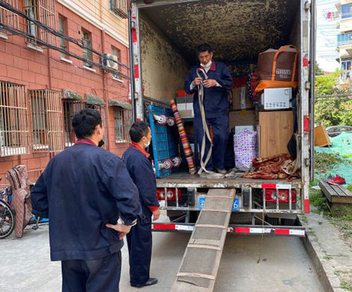 虹口高楼层居民搬场